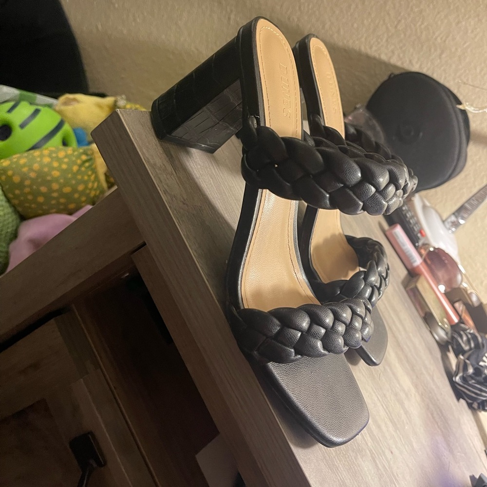 Black low heels size 7.5